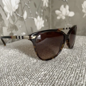 BURBERRY solglasögon  - Säljer mina solglasögon då jag knappt använder dom. inköpta för något år sedan men de har mest legat och samlat damm Inga repor eller defekter.  Nypris är: 2198kr