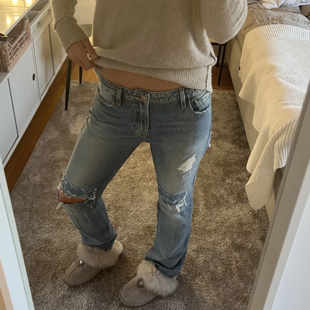 Intressekoll på mina helt nya skitballa jeans från Frame! Köpte dom för 3400kr på NK, här i Stockholm🥰 Säljer endast för bra bud☺️Långa på mig som är 170💕. Jeans & Byxor.