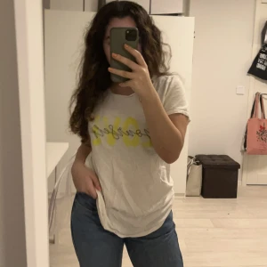 Fin vit t-shirt - En väldigt fin t-shorts som har bra passform. Passar perfekt till sommaren. Den är helt oanvänd. 