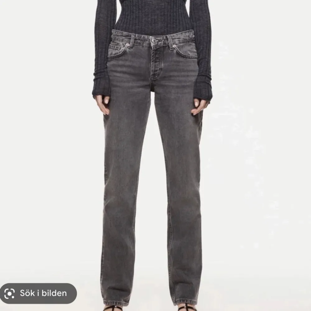Säljer mina populära gråa Zara Mid Rise jeans som jag har använt ett få tal gånger då dom är försmå för mig. Jeansen är i ett mycket fint skick!, om du vill ha mer bilder är det bara att höra av dig. (Lånade bilder).. Jeans & Byxor.