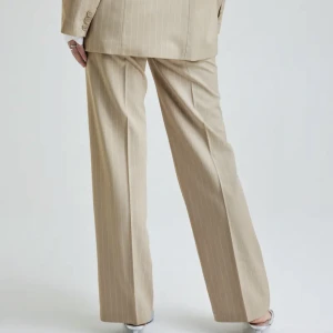 Kostymbyxor bikbok  - Jag säljer mina kostymbyxor från Bikbok för 300kr org pris är 499kr Dem är använda ca 2-3 gånger, dem är i jätte bra skick och passar as bra i midjan och längden (jag är 167 cm) dem är lite långa men jag tycker sånt är snyggt, då dem inte är för långa. 