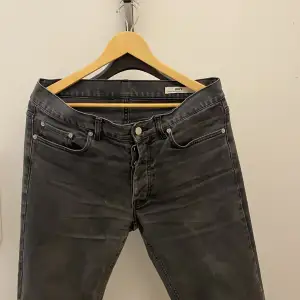 Svarta HOPE jeans strlk 32. Ganska små i modellen.