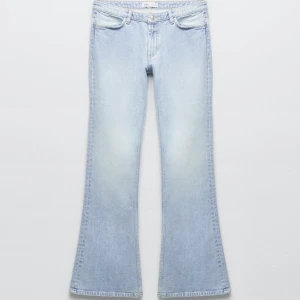 Zara jeans bootcut  - Dessa ljusblåa zara JEANS TRF FLARE LOW RISE   Lite nertrampade Buda gärna , Samfraktar vid köp av fler saker  Innerbenslängd 82cm  Buda inte om du inte vill köpa!!! Bud är bindande 