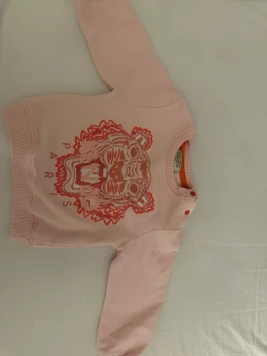 Kenzo tröja strl 86 - Äkta kenzo tröja storlek 86. Endast använd en gång, kvitto finns. 400kr eller bud.