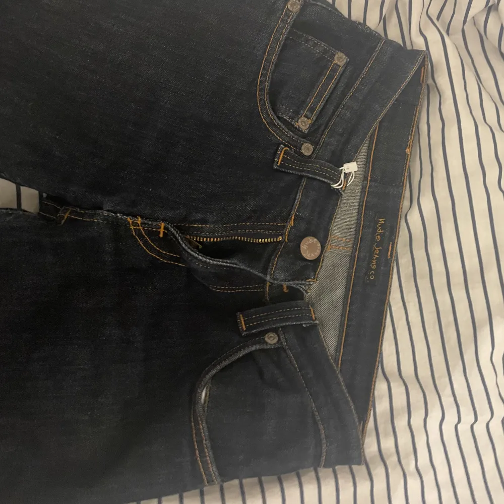 Ett par jätte snygga långa mörkblå jeans ifrån nudie jeans som tyvärr var för små för mig!. Jeans & Byxor.