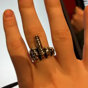 Väldigt cool ring! Tror det är äkta stål! Skriv om ni vill ha fler bilder så fixar jag det! Den är storlek 8! 