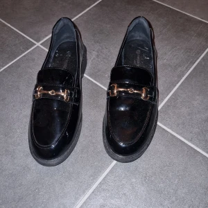 Loafers - Svarta loafers i storlek 38. De är små 38or, så passar någon med smala fötter som har 38 eller en som har 37/38. Jsg brukar ha 38 i ballerina men tyckte de var lite för tajta.