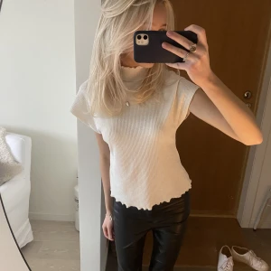 Topp - Såå fin topp från zara, aldrig använd❤️