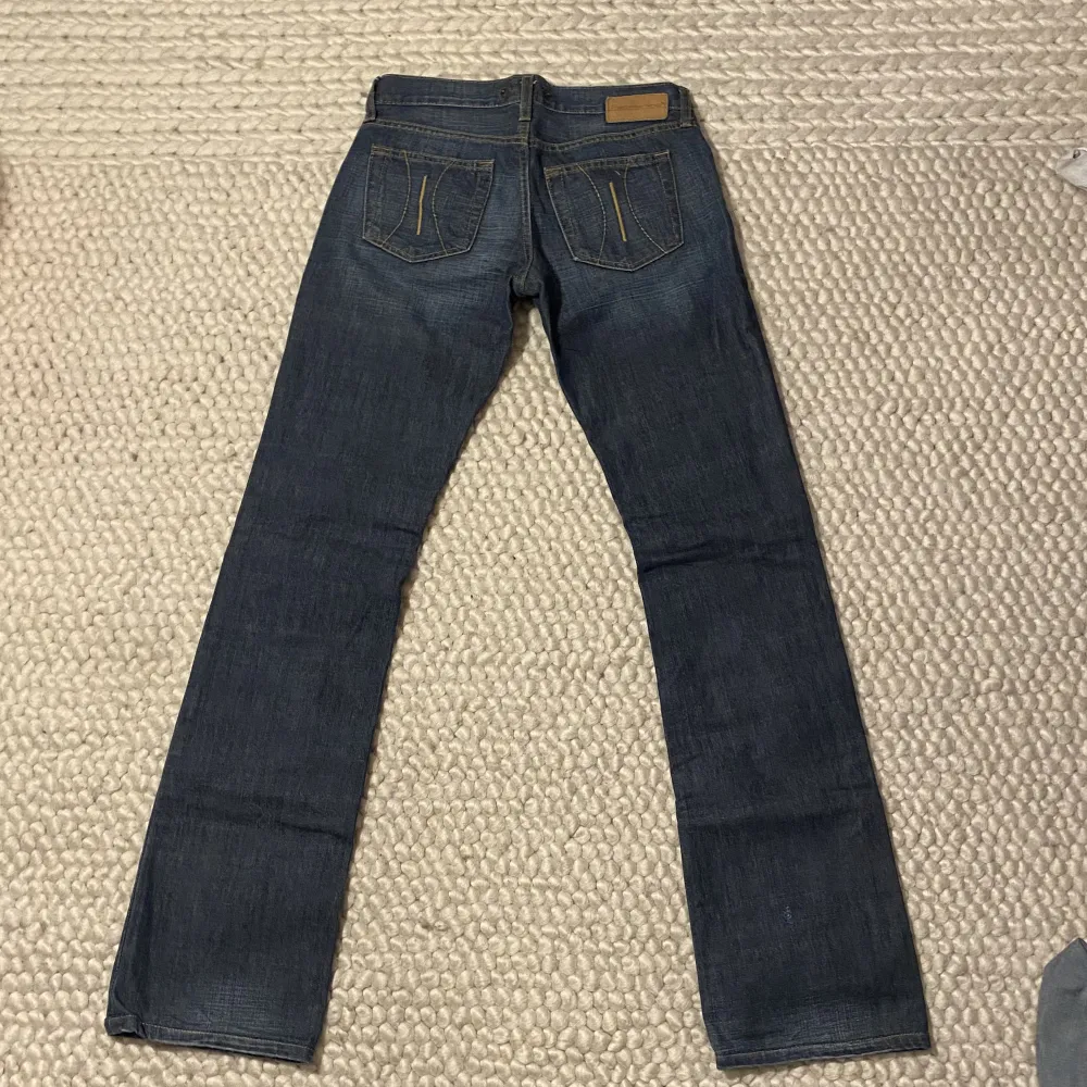 Säljer ett par utsvängda och lågmidjade jeans från Fornarina💞Midjemått=76cm Innerbenslängd=82,5cm Dem passar inte mig så har inga bilder med dem på. Skriv för fler bilder eller mått💕 Frakt står du för själv!💕. Jeans & Byxor.