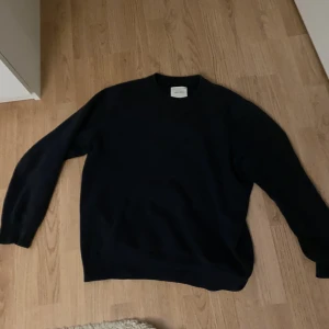 A days march - Hej! Nu säljer jag min jättefina crewneck från A days march. Jag fick den i present. Skick 9-10. Använt ett fåtal gånger. Storlek M. Pris kan diskuteras vid snabb och enkel affär. Vid frågor är det bara att höra av dig🙌🏼