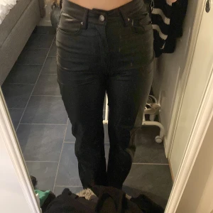 Skinnbyxor - Skinnbyxor från hm i strl 36! Fodrade! Använda fåtal gånger så är i bra skick o inga slitningar osv