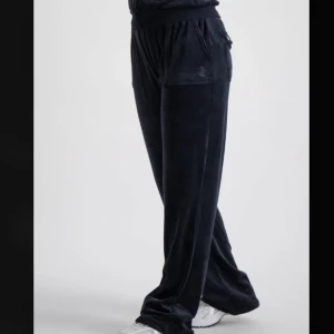 Juicy couture - Säljer mina juicy byxor ifrån kidsbrandatore då de var förstora❤️250-300kr