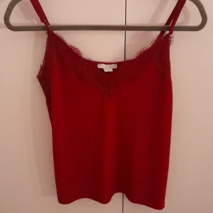 Röd linne med spets - Röd linne med spets, använd fåtal gånger, bra skick