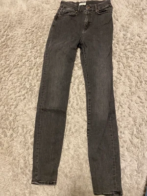 Lindex Jeans - Säljer två jeans från Lindex strl 38 i modell Clara. Ett par för 70kr eller båda för 90kr.