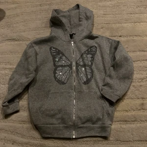 Zip hoddie  - En fin zip hoddie som knappast använts, mycket fint skick och inga märken☺️kan även diskutera pris!