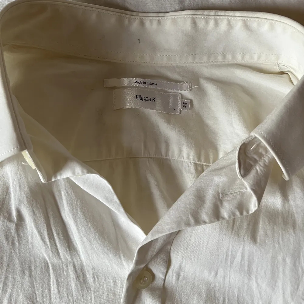 Snygg slim fit skjorta från Filippa K i mycket gott skick! 🤍 perfekt för studenten, skolavslutning eller en finkväll. Innehåller 96% bomull och 4% elastane.. Skjortor.