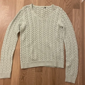 Stickad tröja - Superfin stickad tröja köpt secondhand men i jättefint skick!! Inte riktigt min stil så säljer den. Aldrig använd 