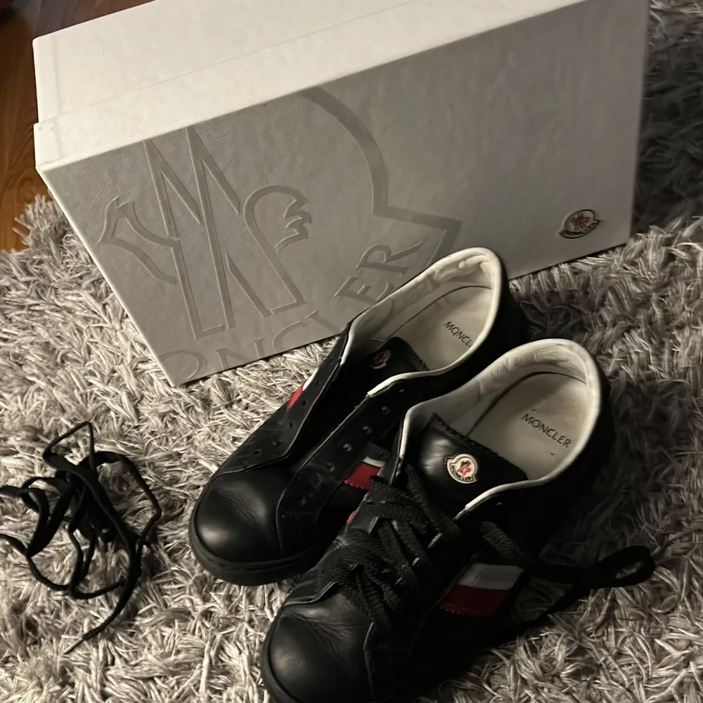 Jag har haft dem sen somras och på ena skon finns det ett litet svart märke.. Skor.