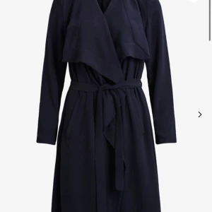 Vårkappa från Object - Superfin och skön kappa från Objekt, i ett lätt och lite stretchigt material! Kan hämtas i Umeå eller i Järfälla Sthlm (behöver isf lite tid att frakta den dit) alternativt skickas mot porto!