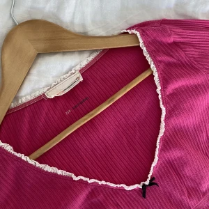 Odd Molly - ceriserosa topp/blus - Ceriserosa topp/blus från Odd Molly i storlek 1 (XS). Använd få gånger, inga tecken på användning!