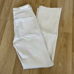 Beigea bootcut jeans från Vero Moda storlek XS, använda 1 gång.