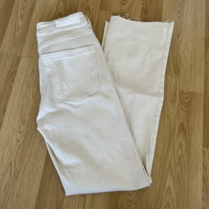 Beigea bootcut jeans  - Beigea bootcut jeans från Vero Moda storlek XS, använda 1 gång.