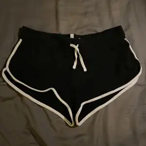 Svart mjukis shorts med vita detaljer från H&M Stl. M Använd fåtal gånger 