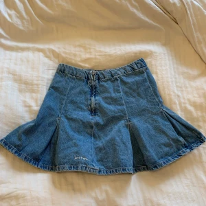 Jeans kjol - Super snygg jeans kjol från märket lets frans, kjolen är i bra skick, storlek s