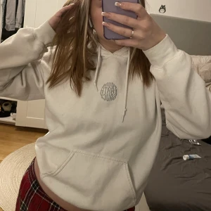 vit hoodie - young earth sauce merch. jättesnyggt tryck. lite nopprig men inga hål eller fläckar. fraktar eller möts i sthlm 🤍
