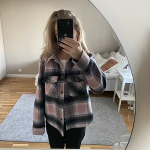 Superfin vårjacka - Superfin vårjacka💜Väldigt fint skick! Köparen står för frakten.