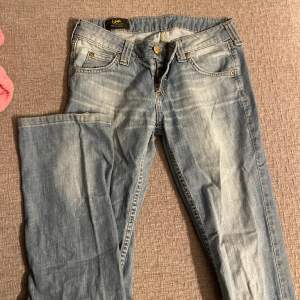 låga lee jeans i modell bootcut i storlek 34-36 passar bra på någon som är 165 ungefär