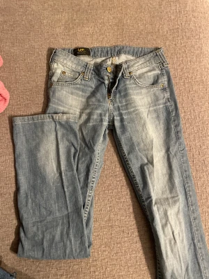 låga lee bootcut jeans - låga lee jeans i modell bootcut i storlek 34-36 passar bra på någon som är 165 ungefär