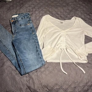 Ett perfekt sett i XS - En underbar smickrande vit långärmad justerbar topp i storlek xs, näst intill oanvänd.   Oanvända populära mörkblå högmidjade Jeans (Molly) från Gina tricket, stretchiga och bra passform  Tillsammans 270kr, annars 150kr styck  