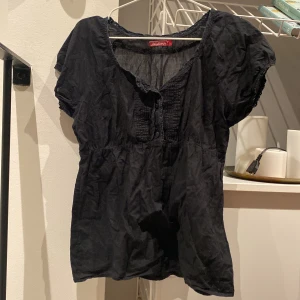 Svart blus - Superfin svart blus i bra skick 💞❤️passar S och M 