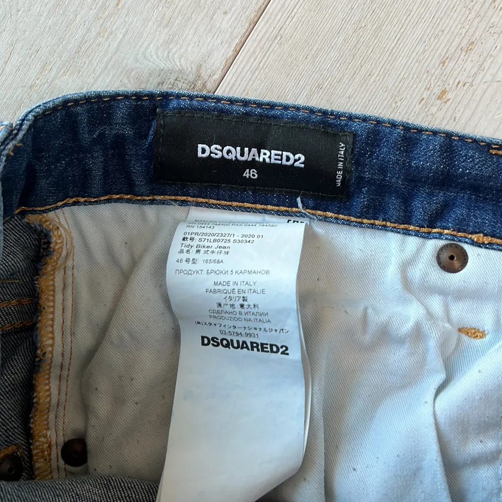 Ett par snygga stentvättade Dsquared2 jeans i storlek 46. Bra skick. Jeans & Byxor.