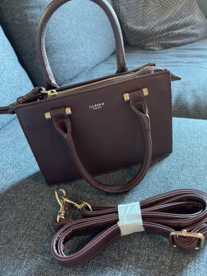 ullrika väska - Helt ny oanvänd axelremsväska/handväska mått 20*14 Skickas spårbart. 