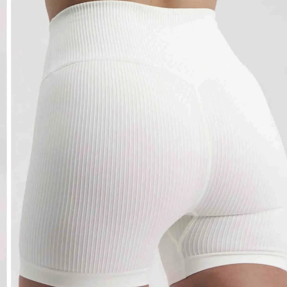 Vita shorts från AIMN storlek S. Fint skick. Nypris 399kr, mitt pris 200kr + frakt 66kr 🤍. Shorts.