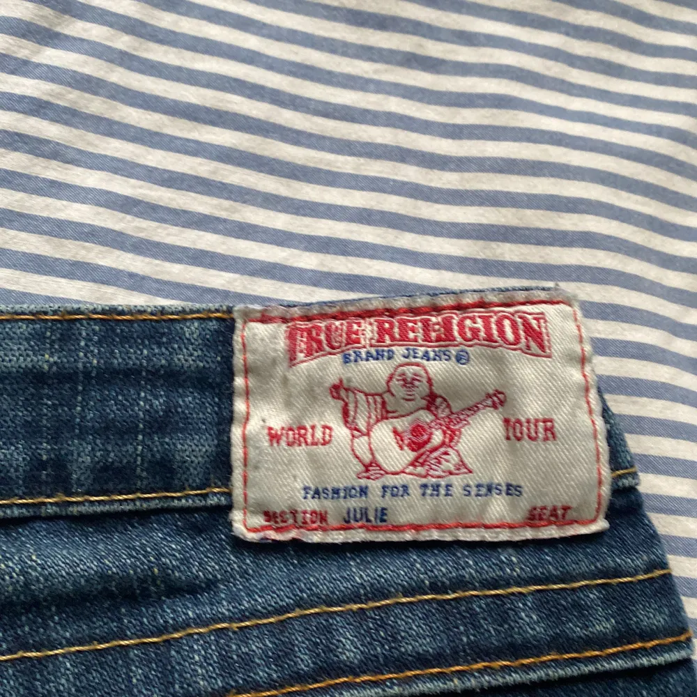 Säljer mina true religon jeans som jag tyvärr inte använder längre❤️. Jeans & Byxor.