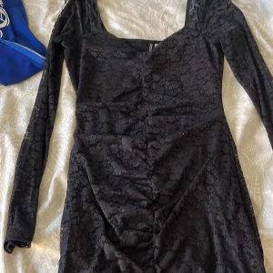 Klänning - En fin klänning frpn h&m i storlek S använd en gång annars bara provad