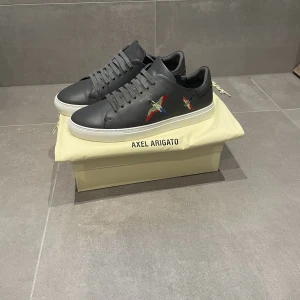 Arigato Clean 90 ”Bird” Grey - Arigato Clean 90 ”bird” i färgen grå. Köpta i somras men knappt använda. Bra cond, små creases som bara syns i vissa vinklar. Box & påse ingår. Nypris: 2250kr Säljer för 1250. Skriv vid intresse. 