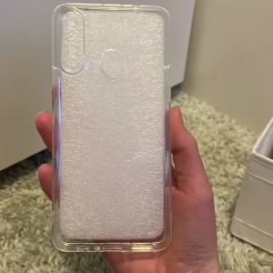 Telefonskal - Hej! Jag råkade beställa fel telefonskal för några månader sedan och tänkte att jag kunde sälja dom nu! Det här är ett genomskinligt skal till en A20s samsung och den kostar ungefär 30 kronor❤️ hoppas någon vill köpa det