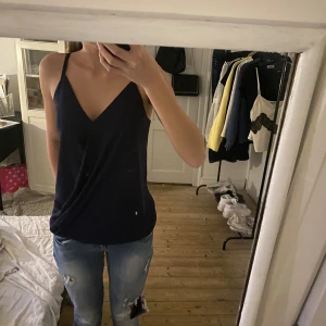 Topp från H&M - Säljer mitt jättefina linne som jag köpte från Sellpy men märket är hm. Jag säljer de då de inte kommer till användning och den har lappen kvar💕