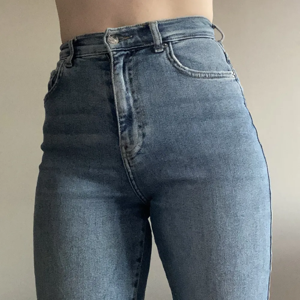 Mom jeans med hög midja från Gina tricot. . Jeans & Byxor.