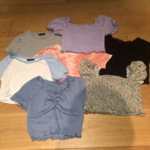 Toppar - Säljer dessa superfina toppar/magtöjorna!😻Säljer då de tyvärr är för små för mig. Nypris: ca 700 kr, säljer för: 200 kr. Den svarta toppen är likadan som den mörkblå bara att det inte syns på bilden.❤️ Säljer enbart alla! Kontakta för frågor eller bilder🫶🏼
