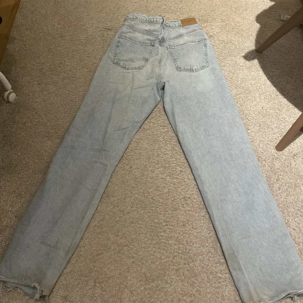 High rise jeans från gina tricot. Om du har stl 40 skulle jag nog rekommendera att ta an storlek mindre pågrund av jeansens passform.. Jeans & Byxor.