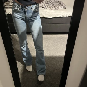 Lågmidjade jeans - Lågmidjade bootcut jeans med låg midja från lager 157 som är slutsålda på hemsidan sist jag kollade. Endast använd 2 gånger och är därför i nyskick. Säljer bara vid bra bud 💕
