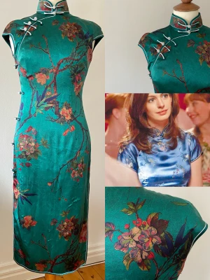 🍀Cheongsam handgjord - Otroligt fin mörkgrön klänning/Cheongsam, handgjord. Fint skick. Mycket välsydda med fina detaljer.   Stängs med dragkedja i ryggen. 2 vacker knappar vid halsen och 8 dekorativa sten knappar fram och i sidan. Tyget är stretchigt. Passar stl XS/S/M. 