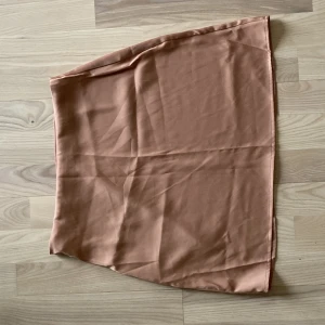 Satinkjol  - Snygg satinkjol i fin färg! Denna har aldrig använts då den inte passar i storlek. Jätte fin att ha under sommaren!