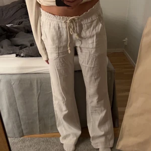 Roxy linnebyxor  - Säljer dessa vita Roxy linnebyxorna! Endast använda 2 gånger!! Lite sönder i sömmen men inget man ser eller tänker på. Men därför säljer jag de för 420 kr. Använd inte köp direkt funktionen!!