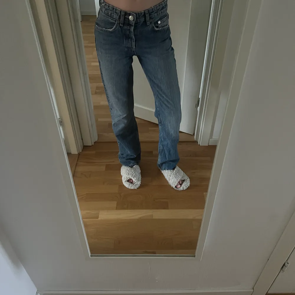 Säljer dessa populära jeansen från zara, storlek 34💋. Jeans & Byxor.